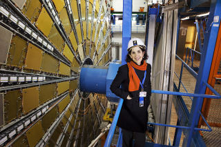 Fabiola Gianotti devant l'expérience ATLAS au CERN