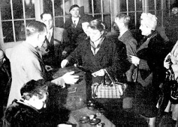Les Françaises votent pour la première fois en 1945